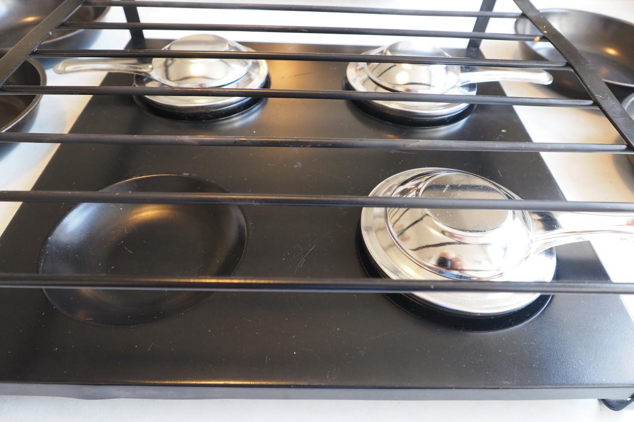 Gourmetstel, 1 x gebruikt. Met 4 zwarte pannetjes.