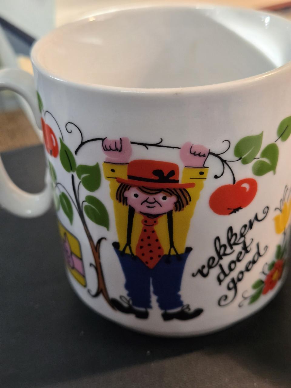 Twee mokken , Bavaria, met daarop de tekst "Trim je fit". uit 1969