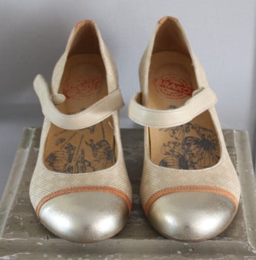 Beige pumps met goudkleurige neus  maat 39
