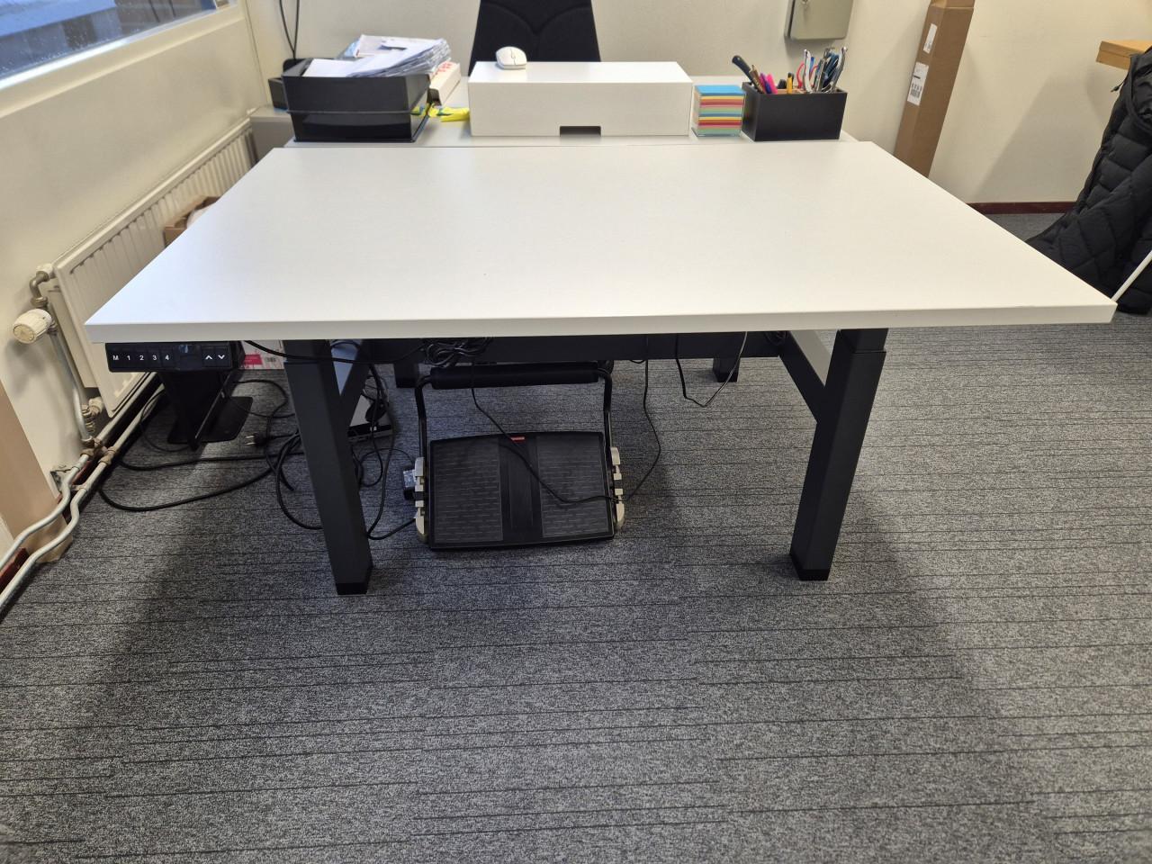 Elektrisch verstelbaar duo bureau.
