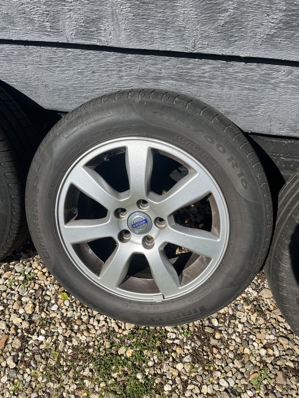 16 inch lichtmetalen velgen met Pirelli banden Volvo