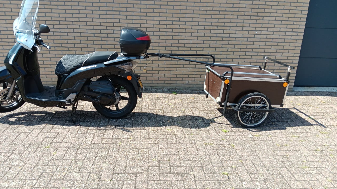 Kymco people S 4 takt bouwjaar 2012 met topkoffer en bagagekar.