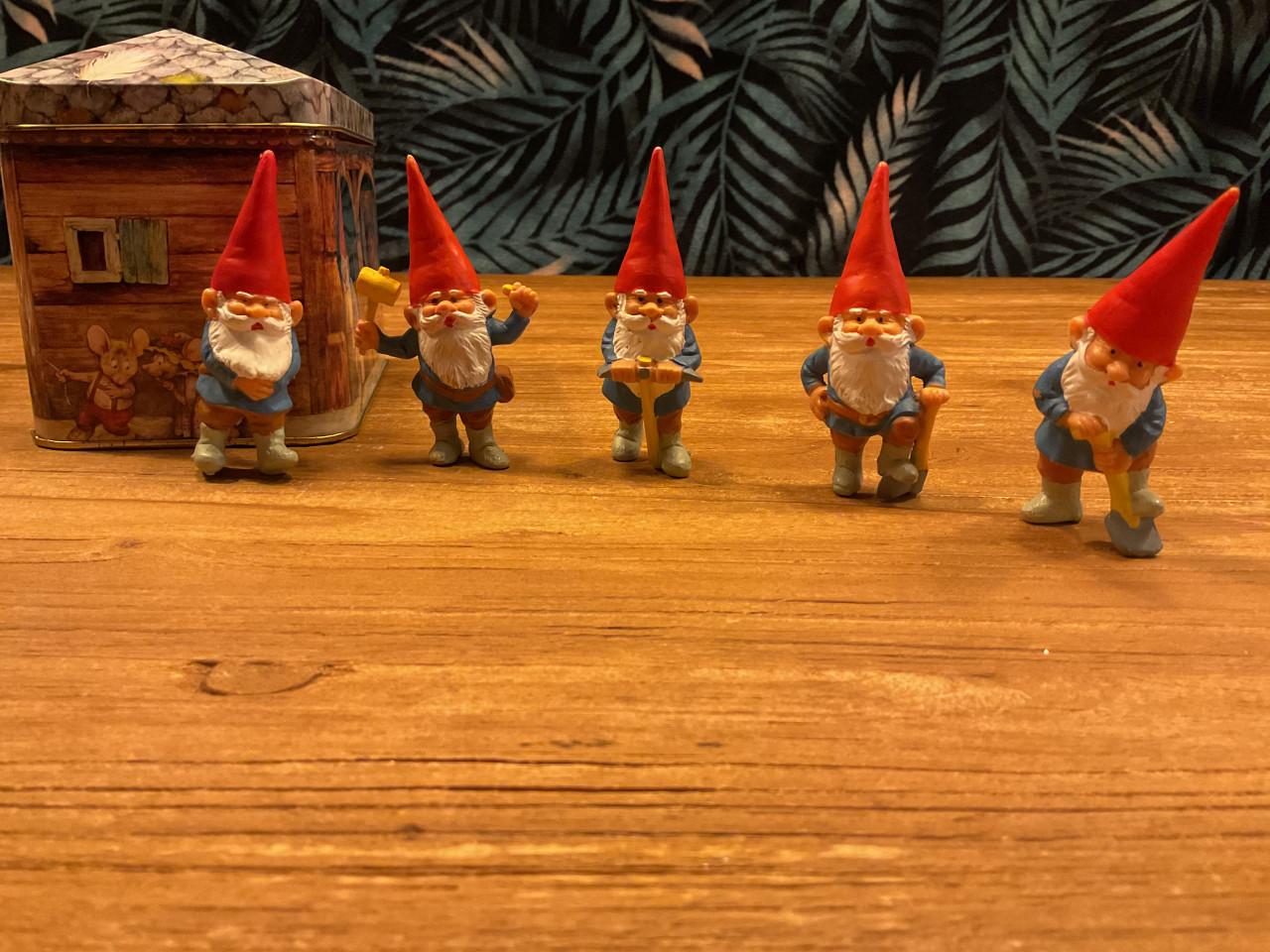 55 David de kabouter en Lisa  poppetjes  Poortvliet en blikken trommeltje