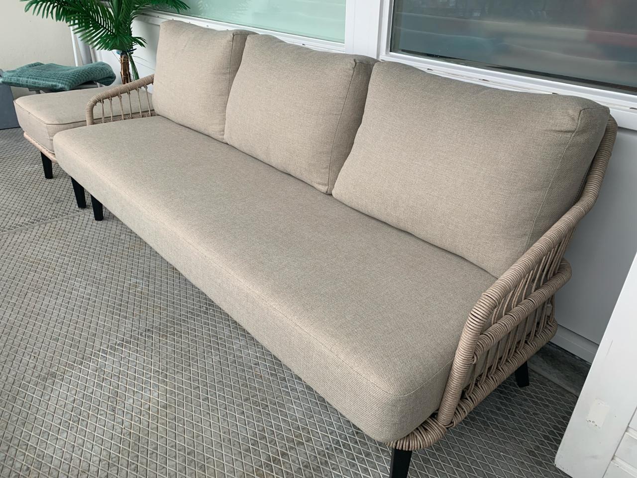 Mooie loungebank en hocker z.g.a.n