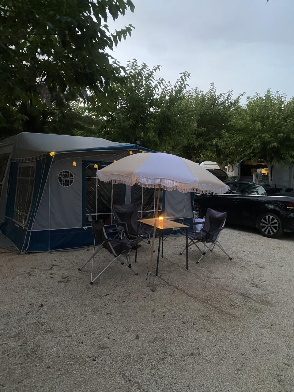 Kip Grey Line T42 - Compacte en complete caravan + voortent