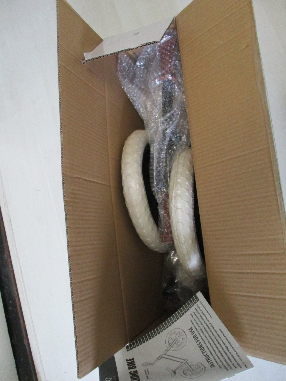 Te koop nieuw in doos 12 " loopfietsje