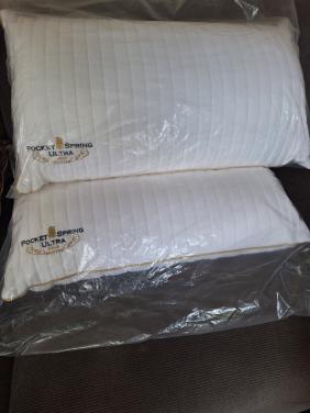 2 x nieuw bed-kussen