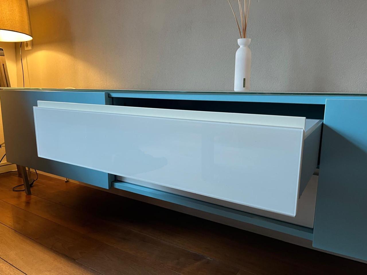 Zwevend houten tv-meubel glazen plaat