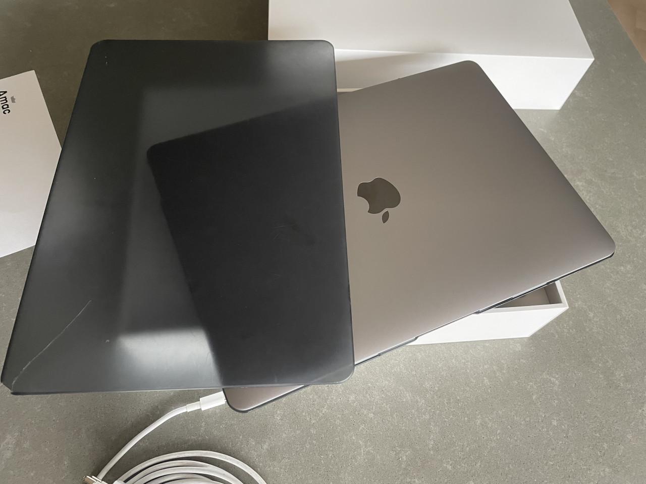 MacBook air 13-inch 2020
