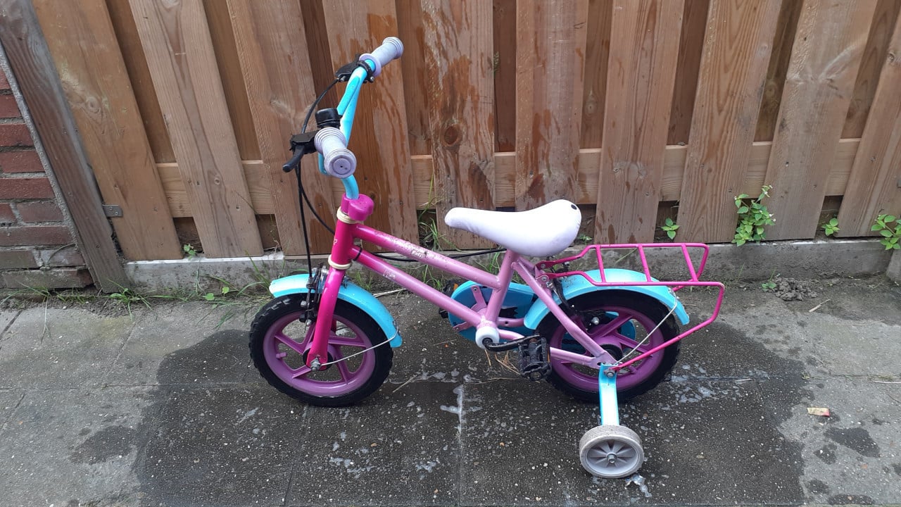 3 x Kinderfietsjes 16 inch / 12 inch & 10 inch & 2 x Loopfietsjes