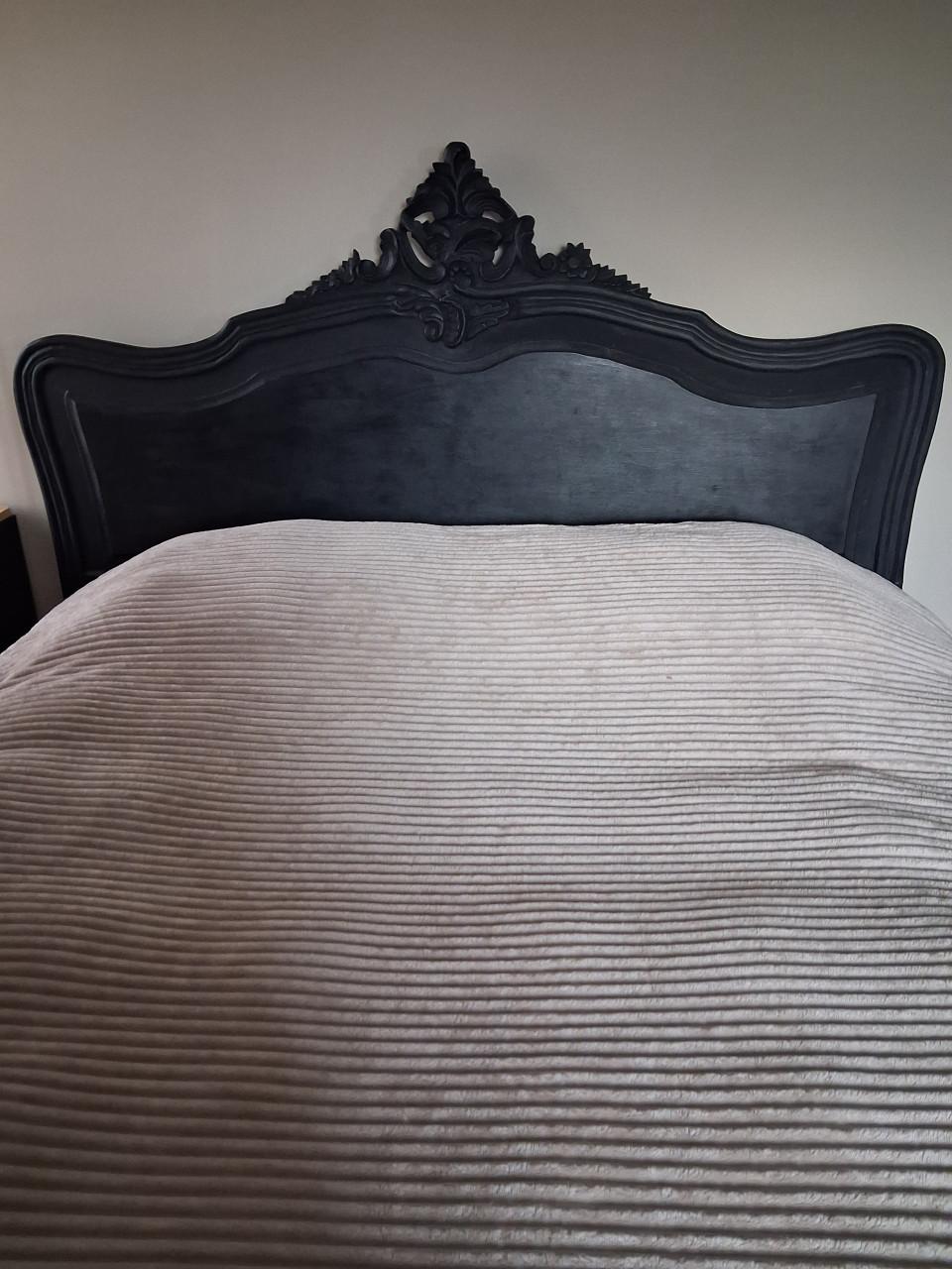 Zwaar houten hoofdbord met sierlijke details