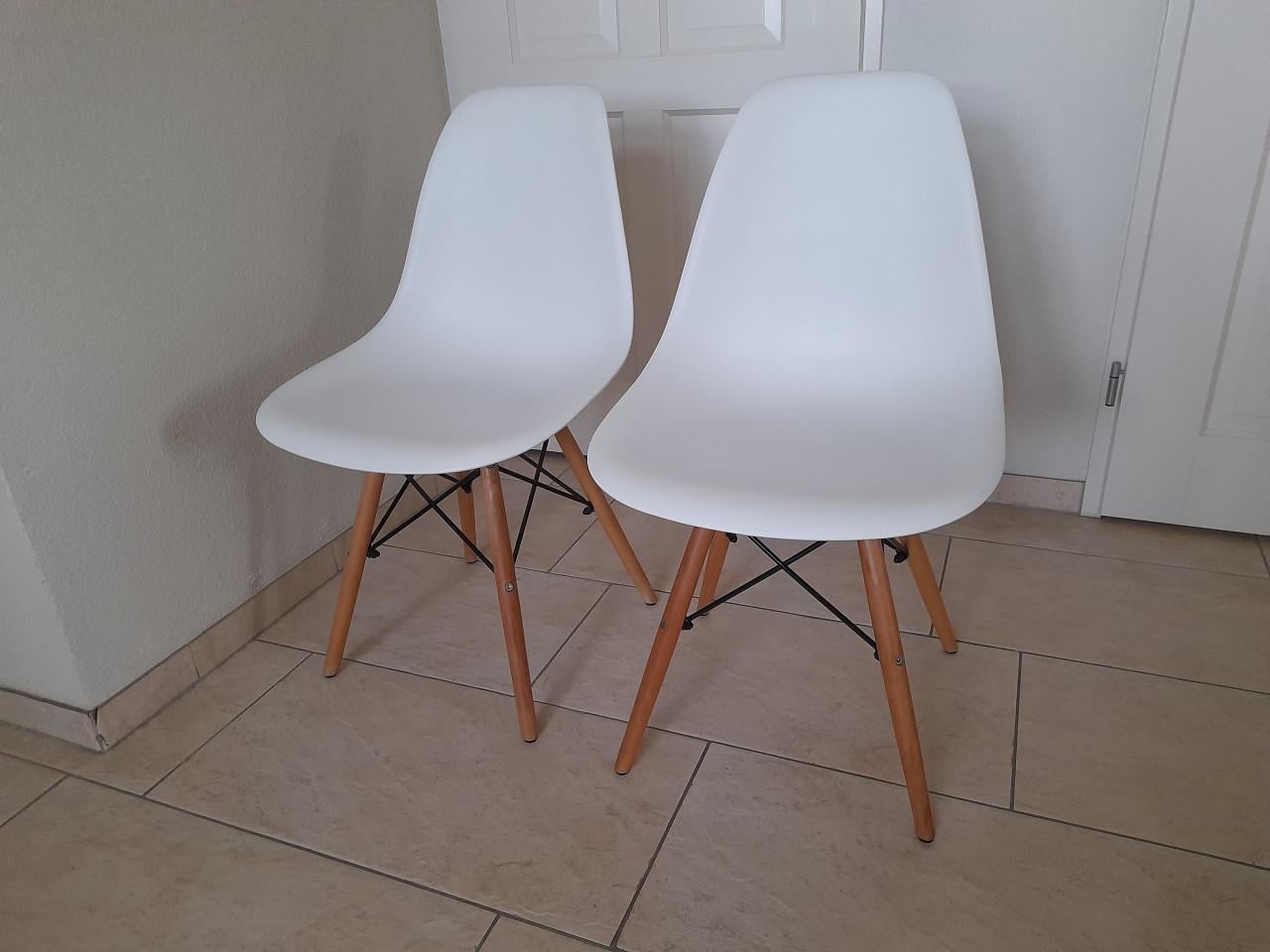 2 mooie stoelen (z.g.a.n.)