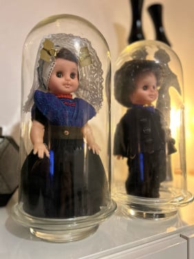 Poppen klederdracht in glazen stolp