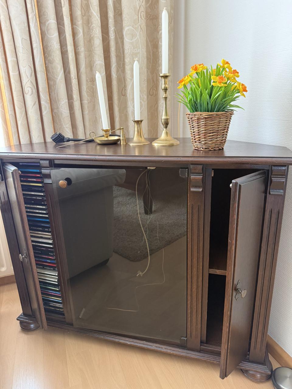 Massief Tv Meubel. Vakken voor accessoires.