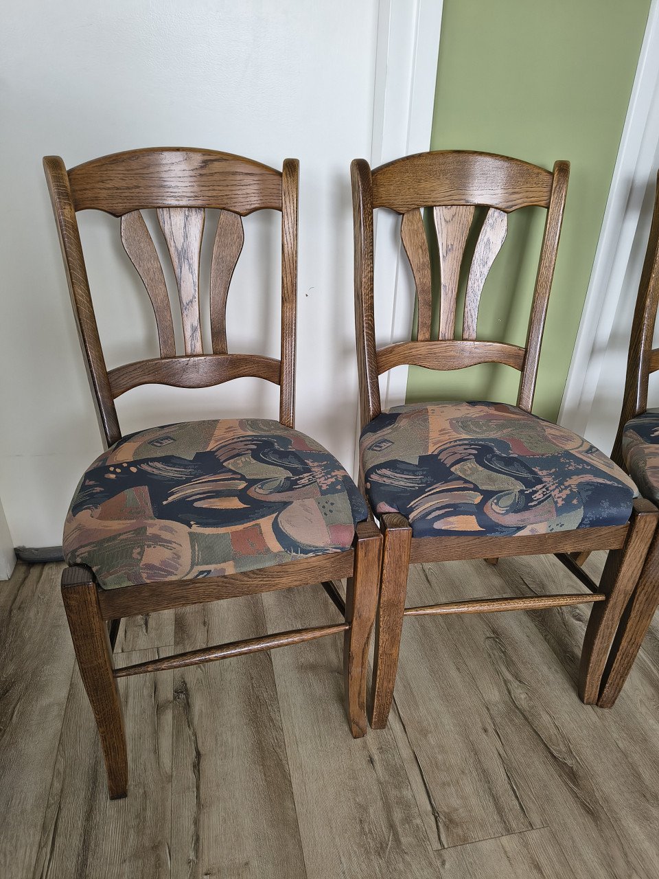 Prachtige donker eiken eetkamerstoelen, nette houten stoelen.