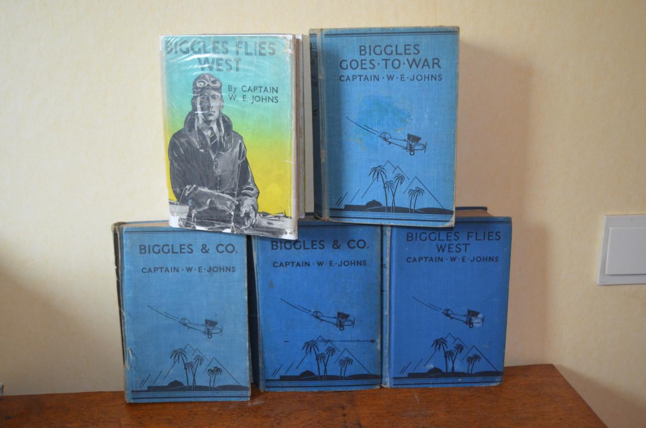 Diverse 'Pyramid' Biggles 80 - 90 jaar oud!