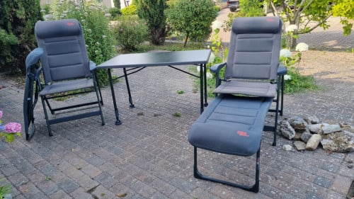 Kampeerstoelen en tafel