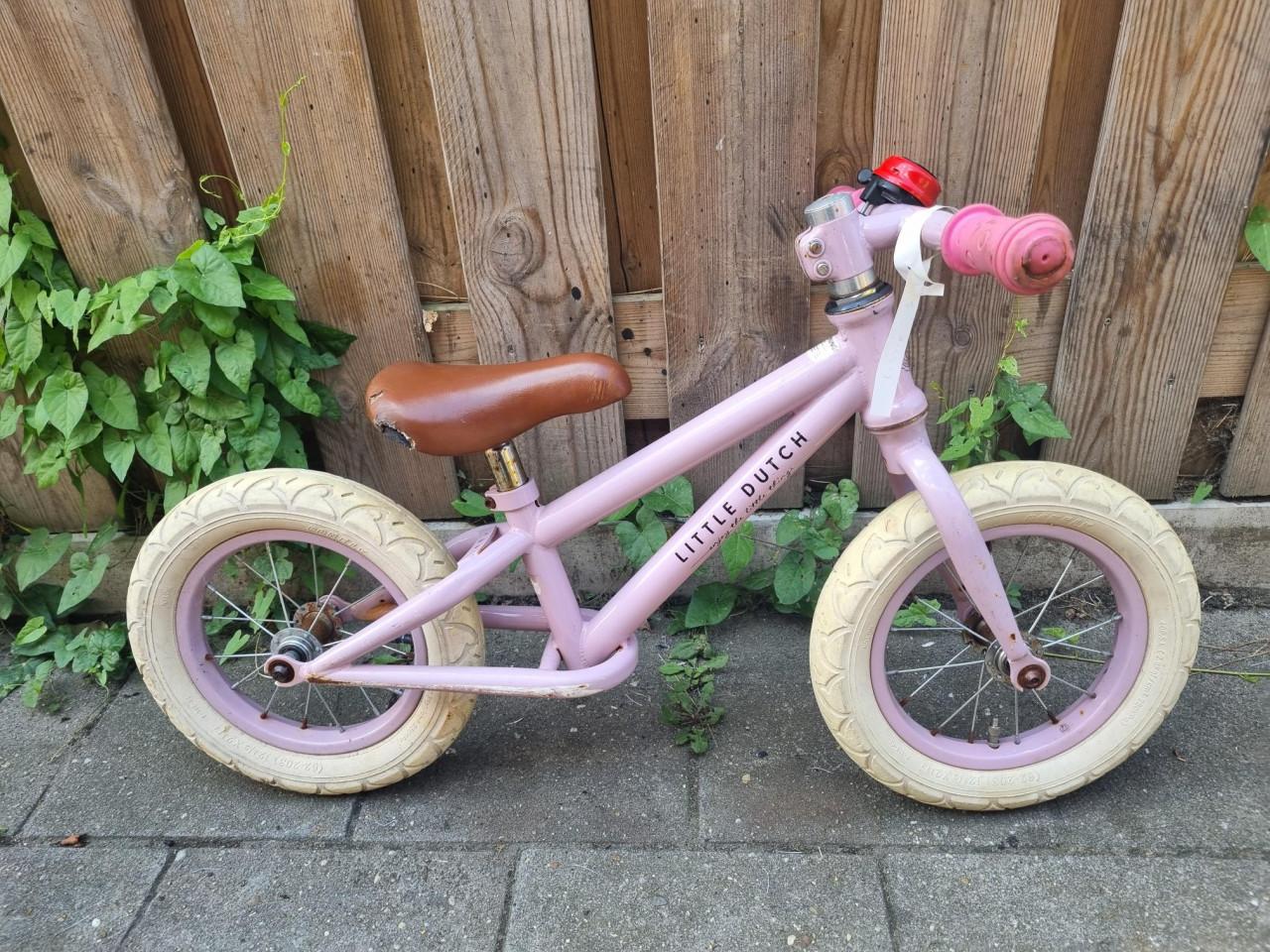 3 x Loopfietsjes 12 inch .....& eentje 4 x 4 inch & met zijwieltjes