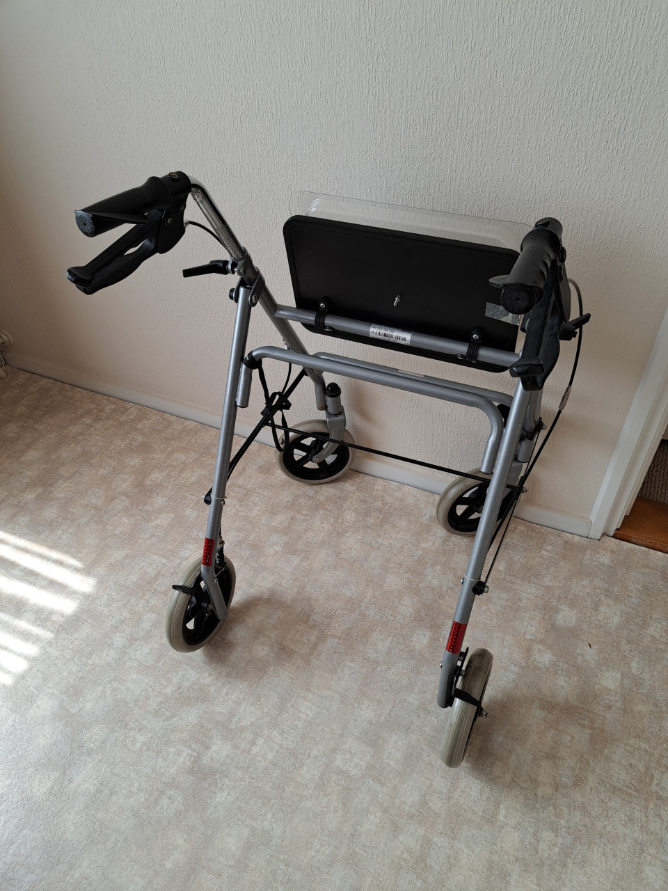 Rollator voor binnen en buiten. 3 maanden in huis gehad. Weinig gebruikt.