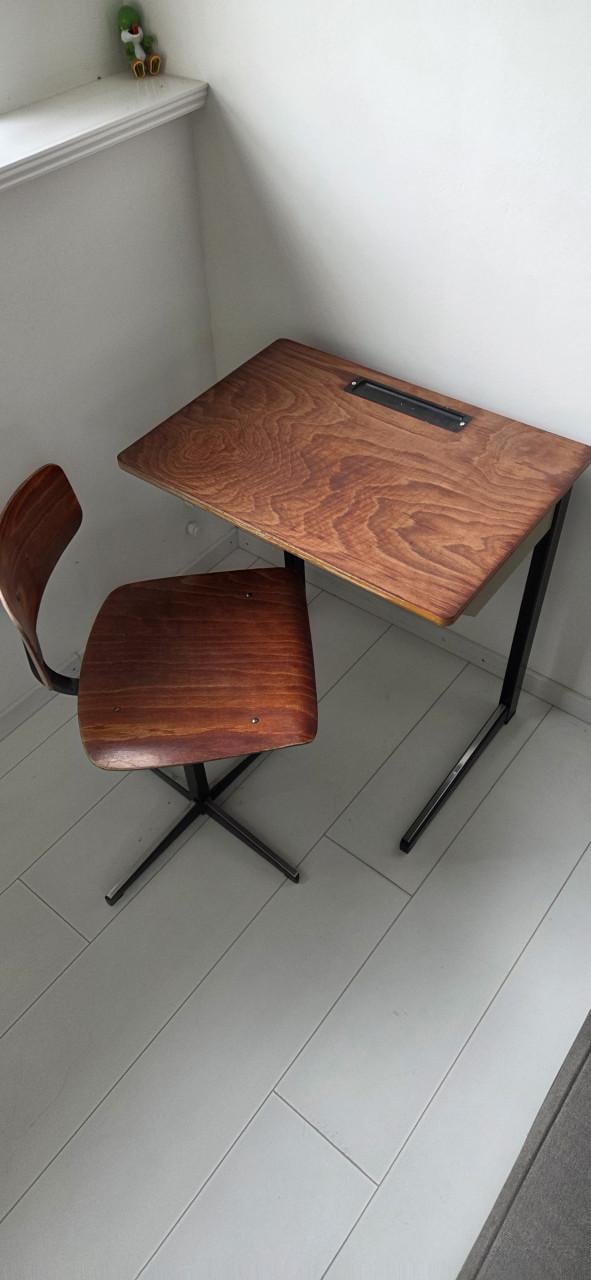 Vintage kinderbureau en stoel