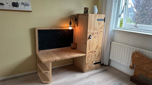 Kinderbureau met Krijtbord, Kast & Lamp