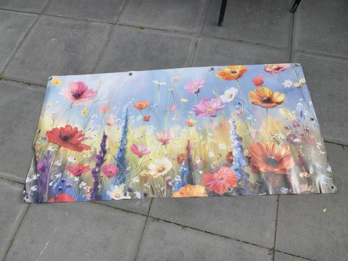 Prachtig tuindoek met een levendige bloemenweide