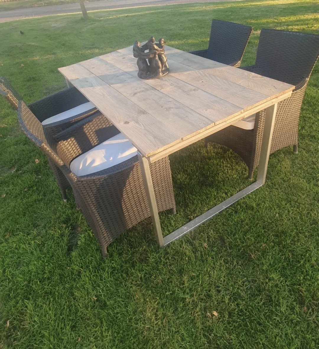 Verschillende tuintafels 60 euro per stuk | bezorgen mogelijk.