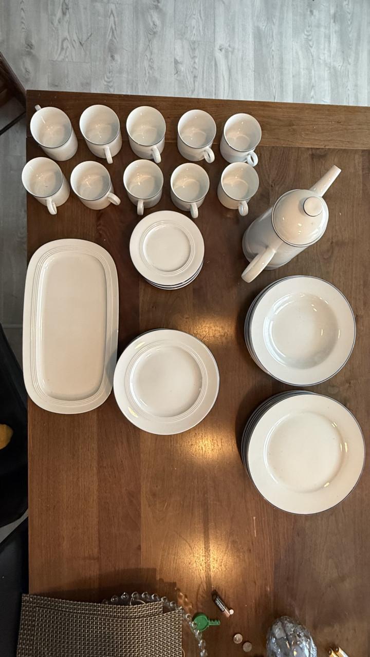 Servies (wit met blauwrandje)