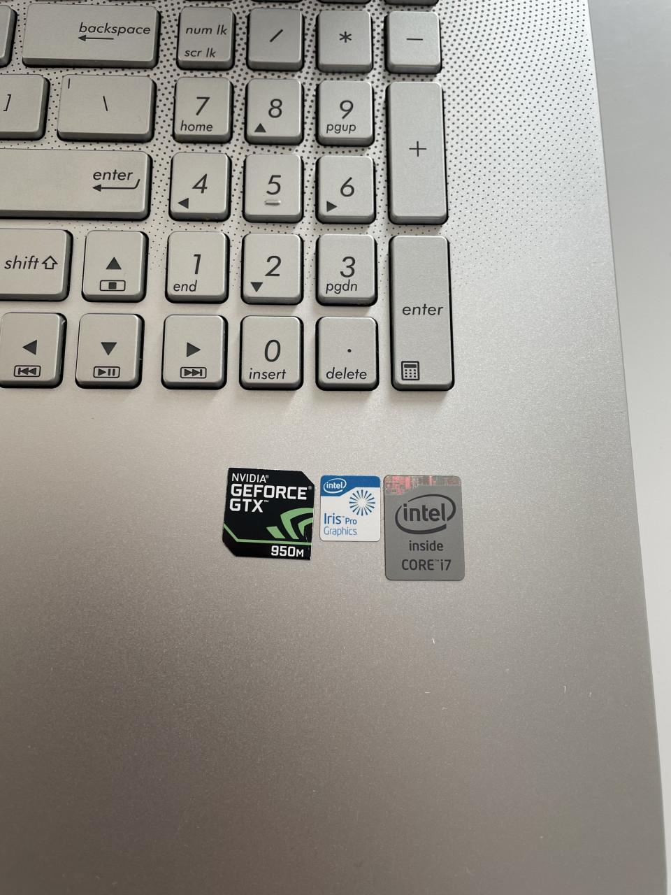 Asus 17.3 inch - Game laptop Windows 11 i7 SSD Office Illustator Muis