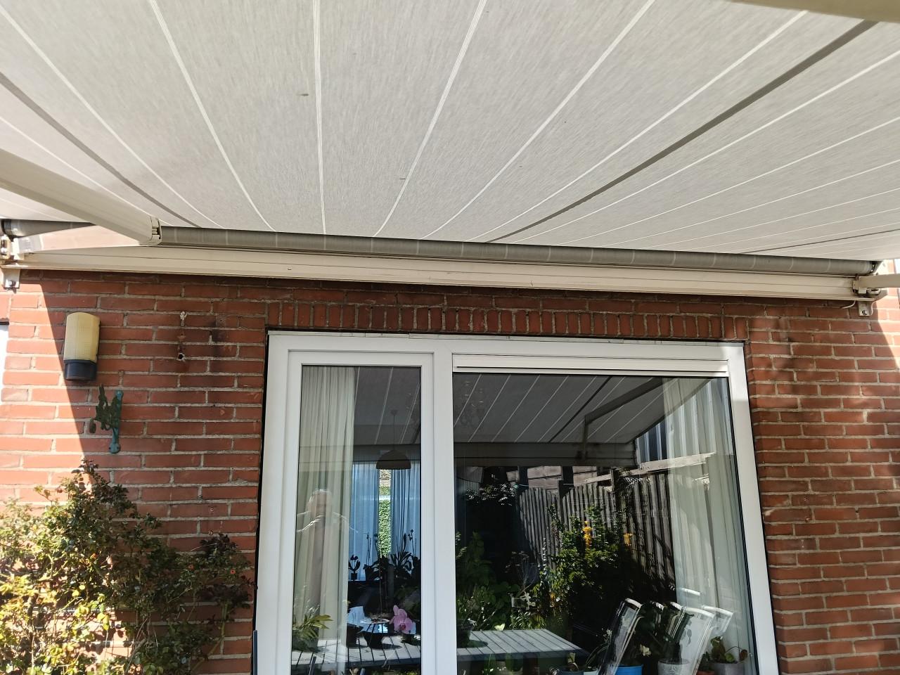 Zonwering knikarmscherm