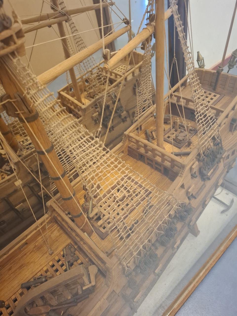Unieke handgemaakte modelboot, spiegelschip Friesland 1665