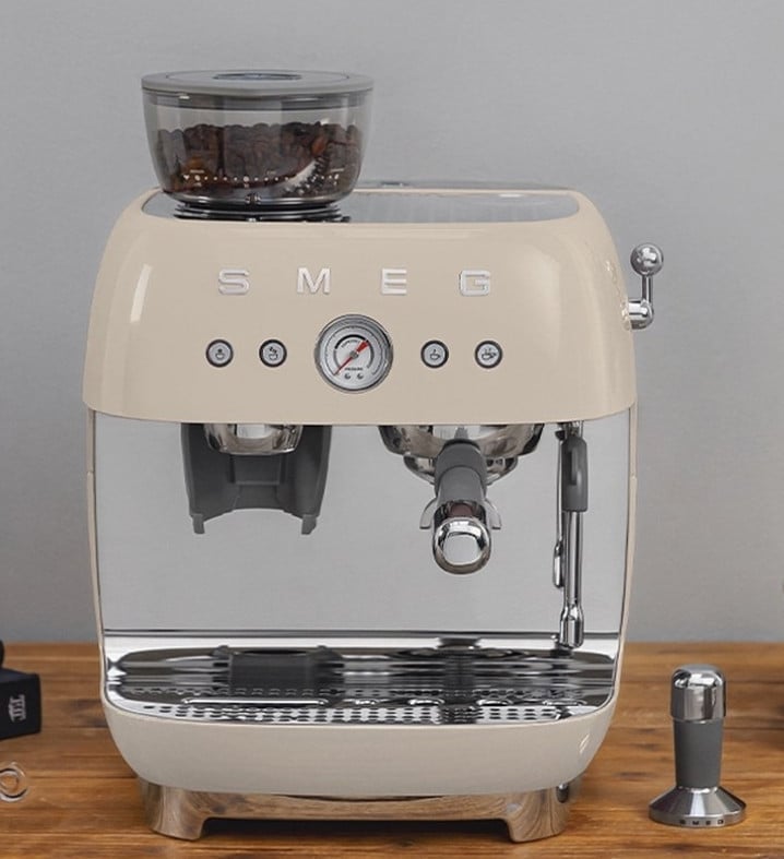 Te koop: Smeg expresso machine met bonenmaler