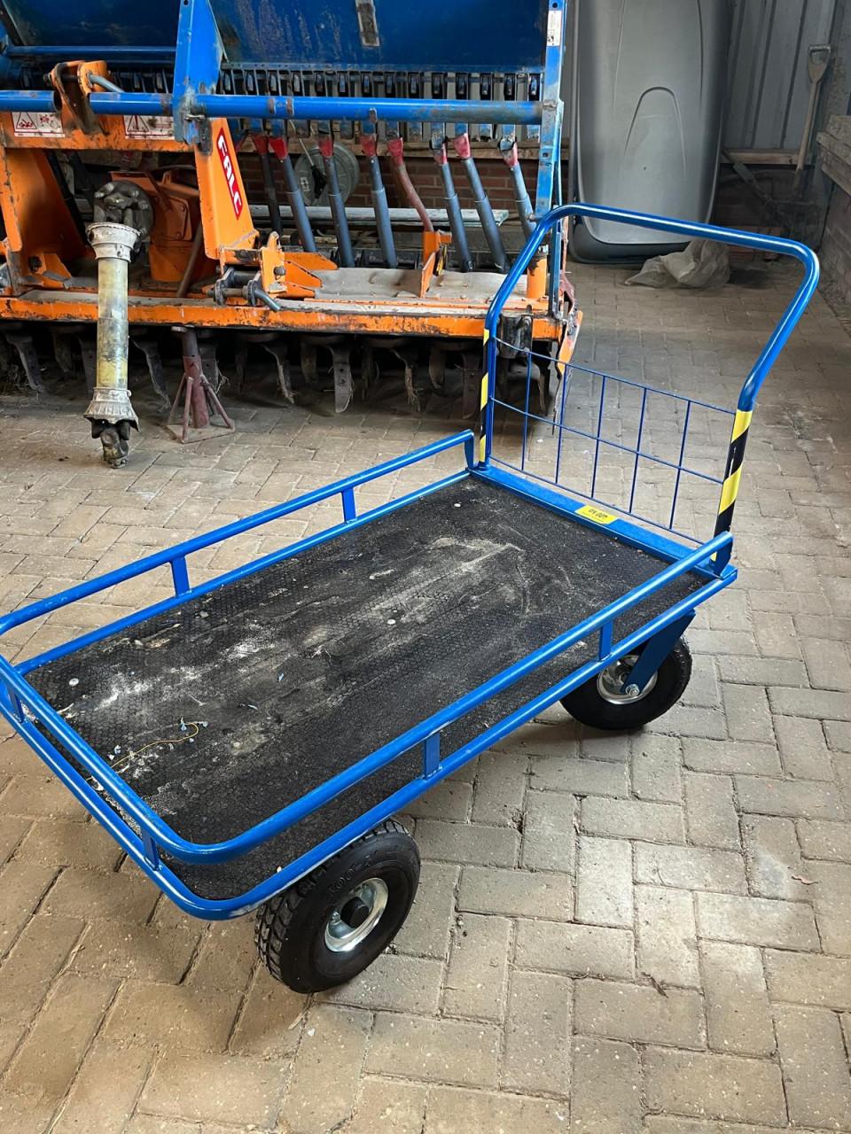Dieseltank , 100 liter met vulslang met plateau wagen