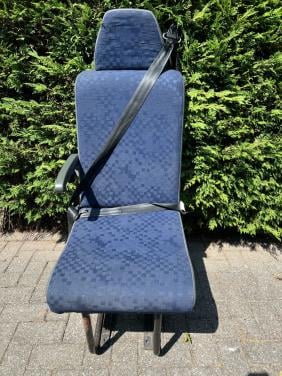 Losse (blauwe) stoel met gordel voor in auto/ bus