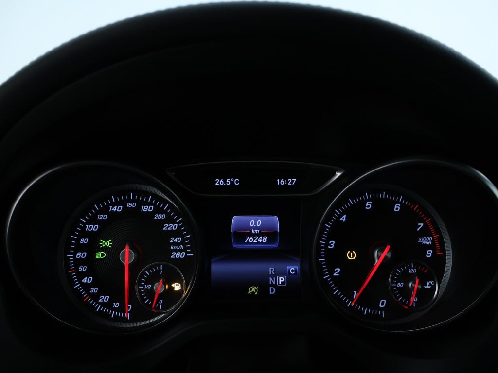Mercedes-Benz Gla-klasse 180 business solution amg line | panoramadak | cru