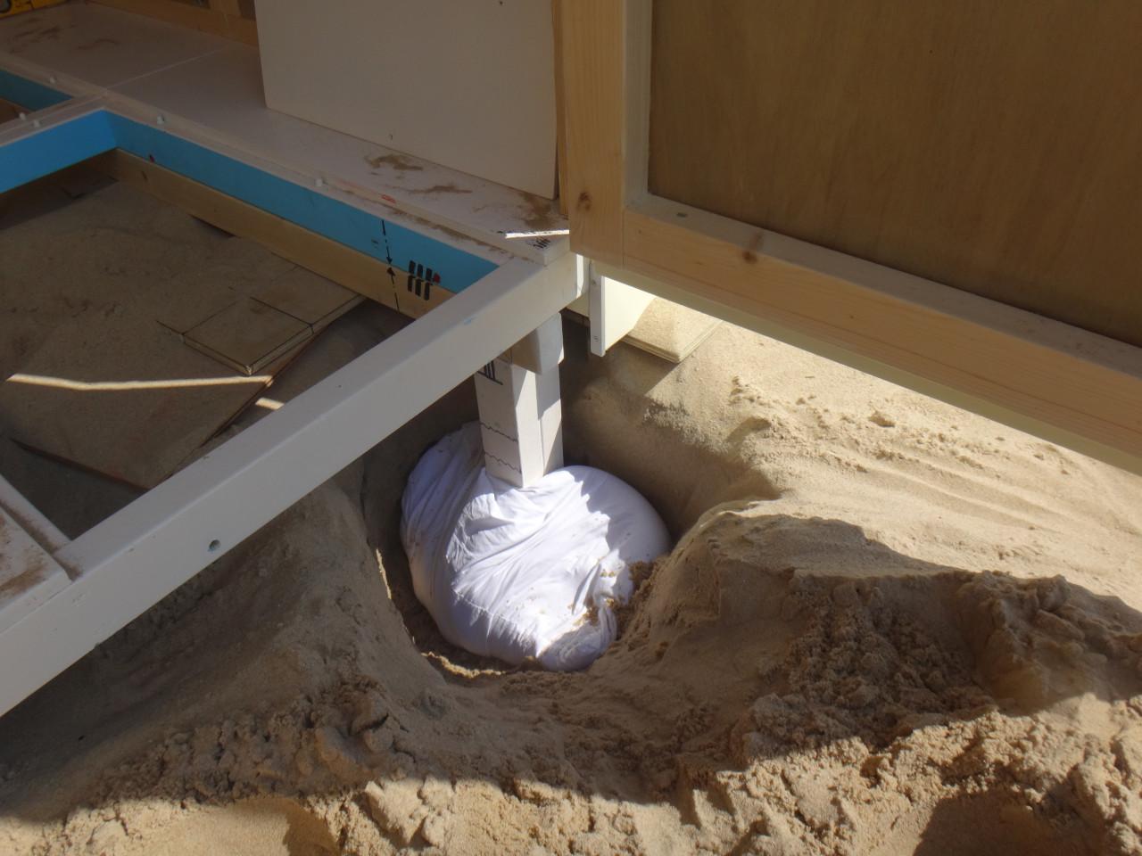 Uniek design strandhuisje met plaats te koop op het Zuidstrand Walcheren.