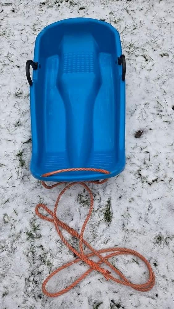 ❄️Winterpret! ☃️ Blauwe en rode slee