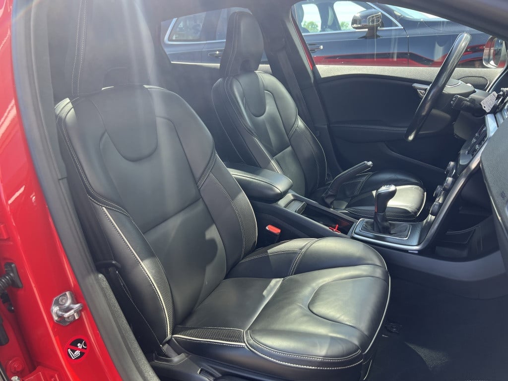 Volvo V40 t4 190pk r-design business| panodak| trekhaak| camera| leder