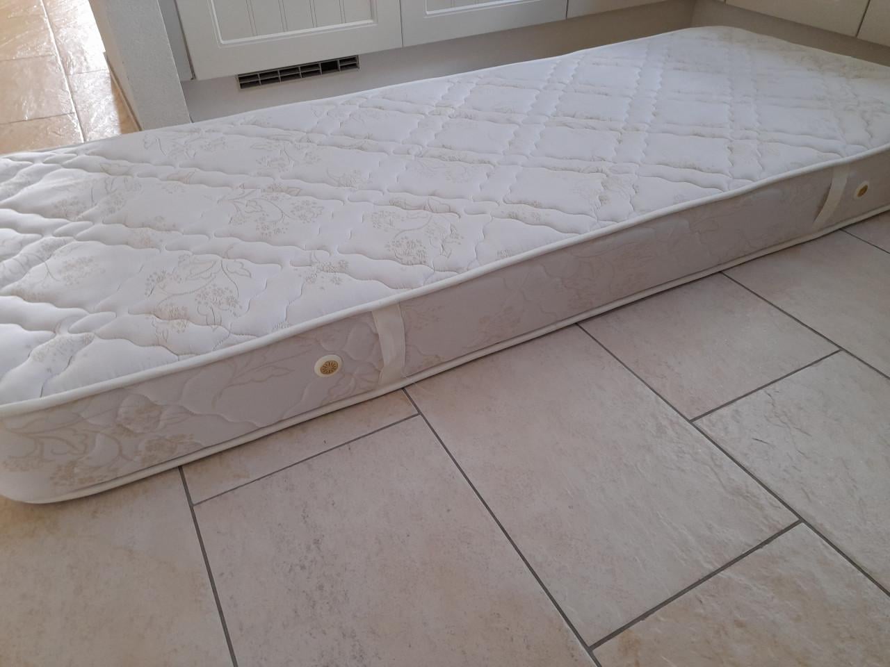 Net matras 80 x 200 x 17 (in goede nette staat )