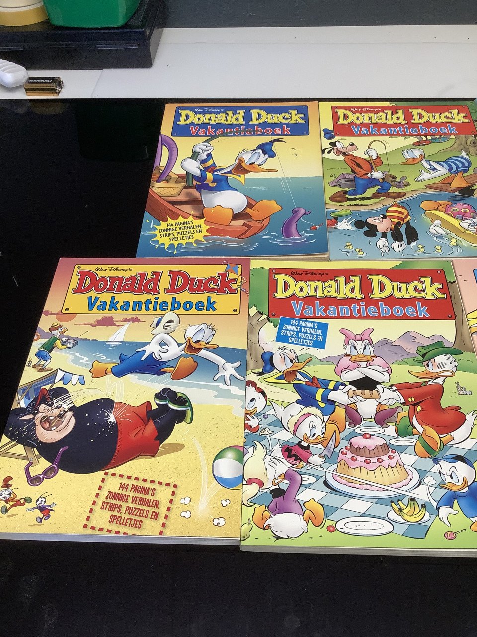 Grote stapel Donald Duck vakantie- en winterboeken.  Alleen af te halen.