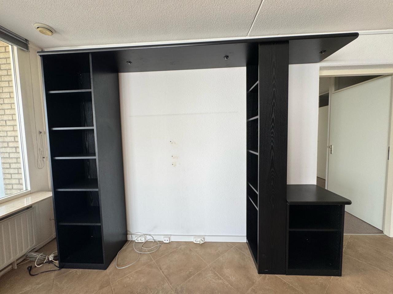 Set van mooi houten wandmeubel + tv-ombouwkast met veel planken