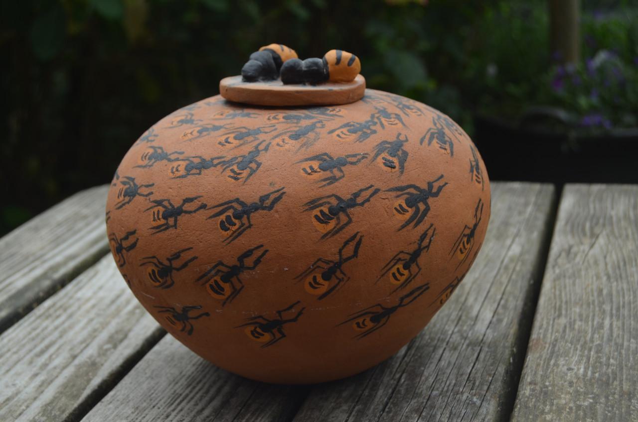 Mooie vaas/pot met Mieren! In prima staat