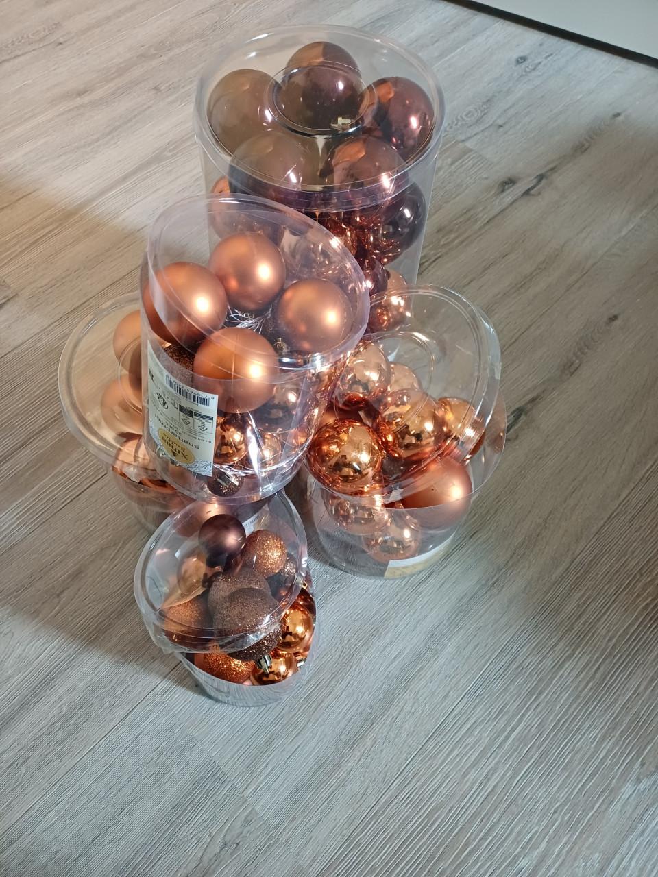 Oranje/roest kerstballen