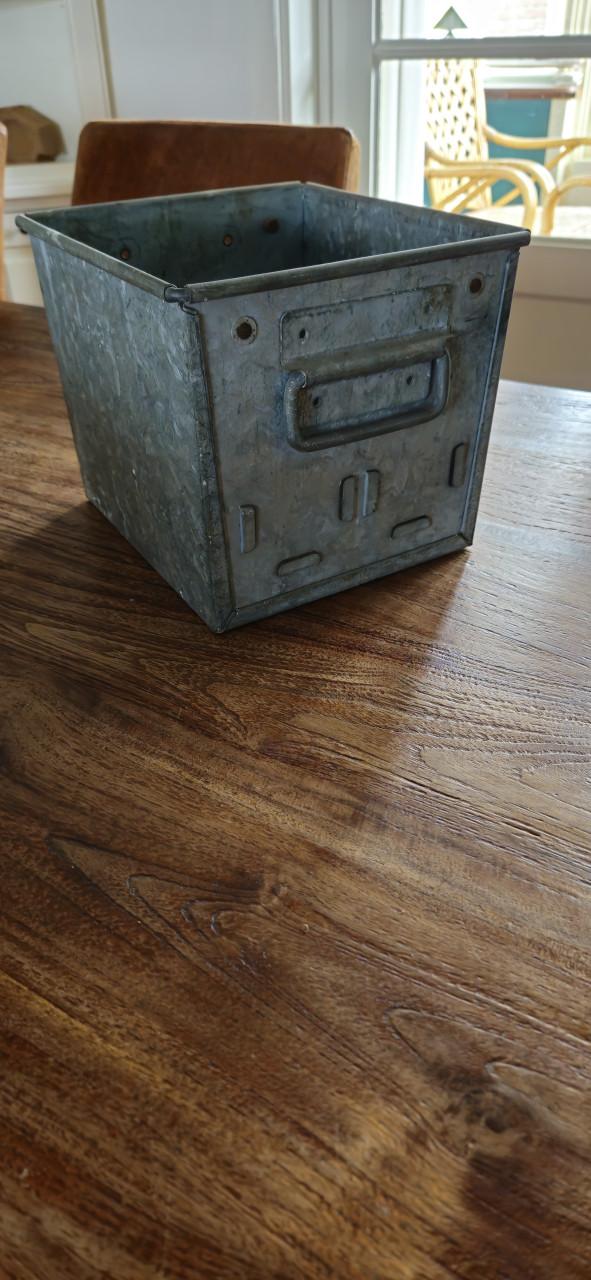 Industriële boutenbakken / bloemenbak