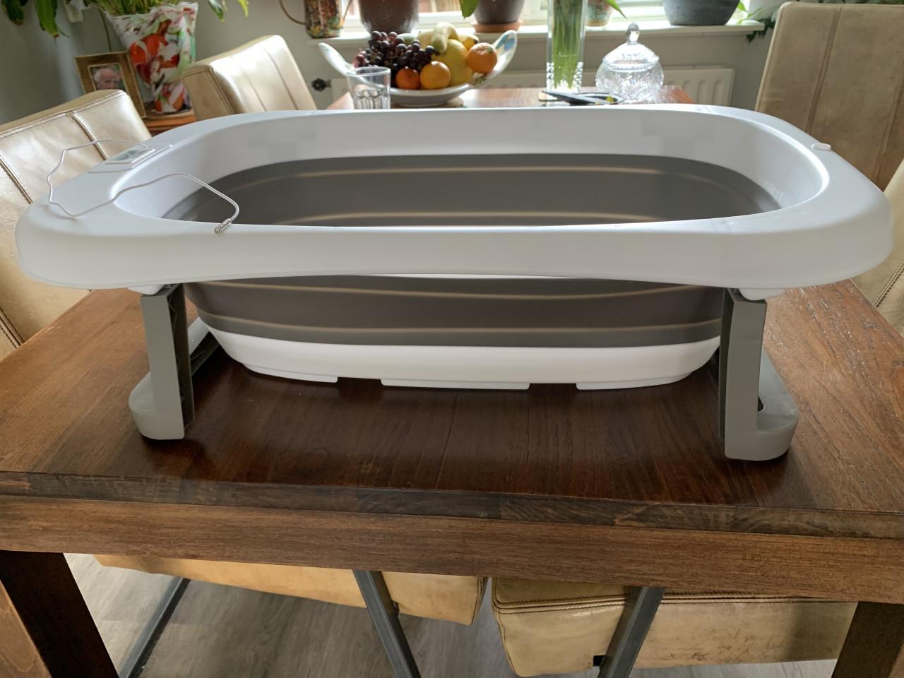 Opvouwbaar babybadje Het badje heeft een ingebouwde thermometer