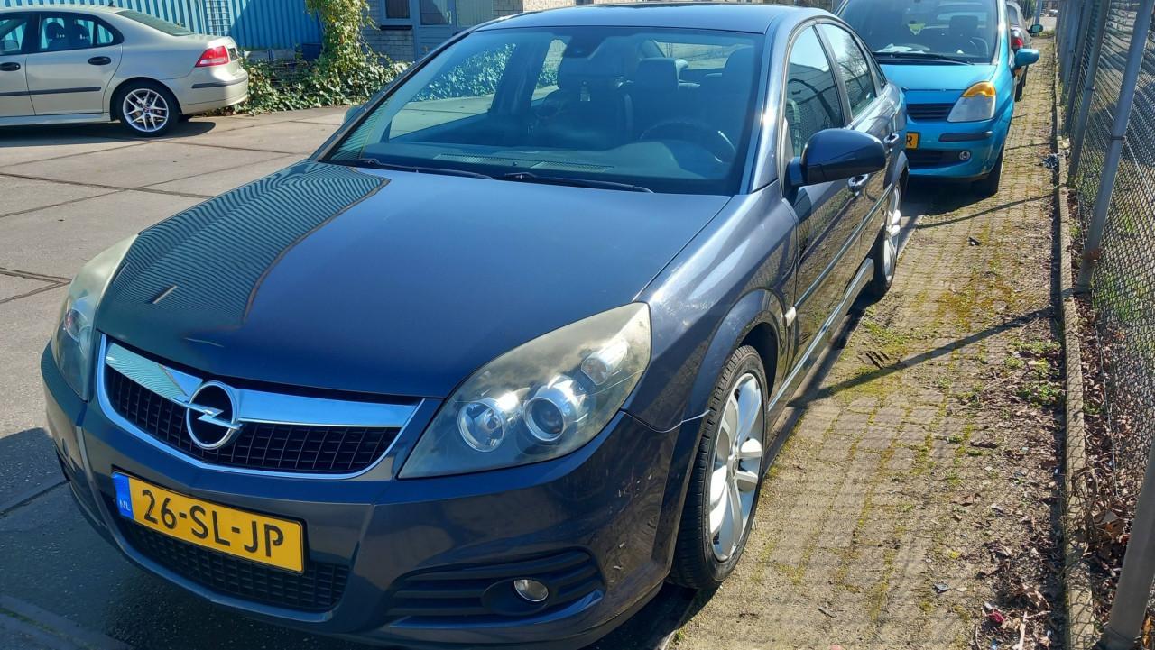 Opel Vectra GTS 2.2 -16V Sport automaat HB BJ;2006 airco lm-velgen