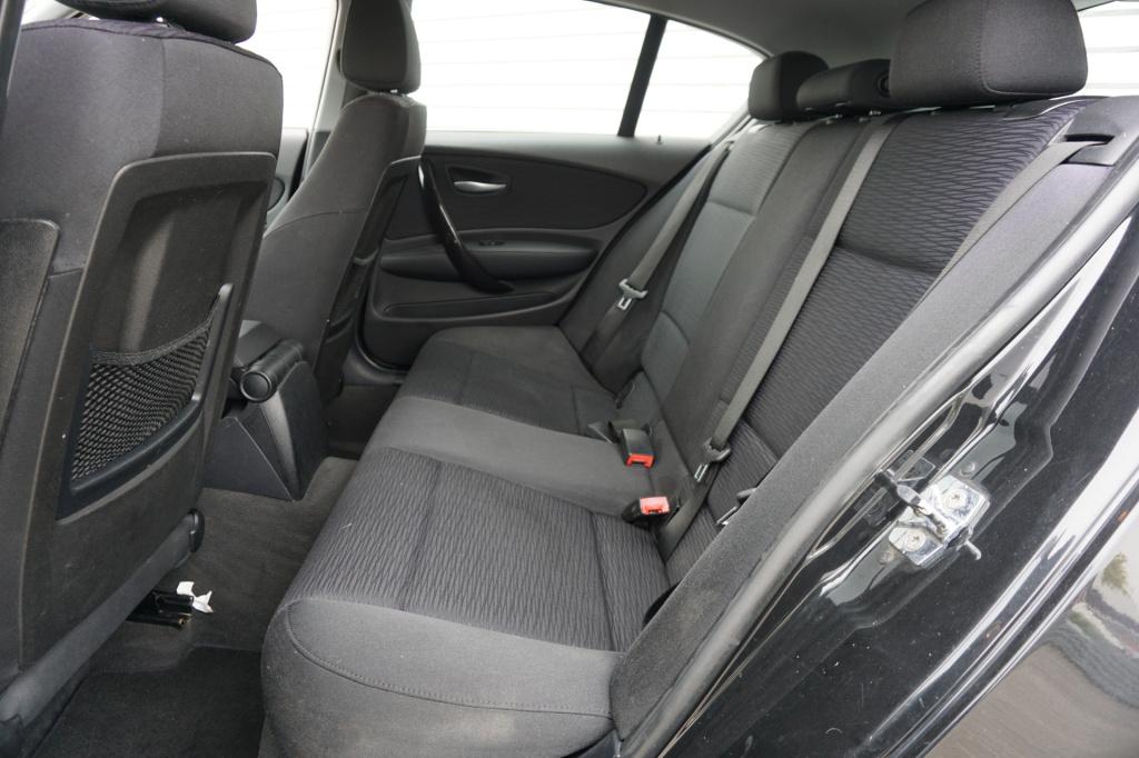 BMW 1 Serie 116i airco / elektr. ramen / parkeers. / lm velgen / apk t/m 09