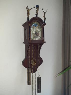 Hangklok met zware koperen gewichten. & Diverse klokken