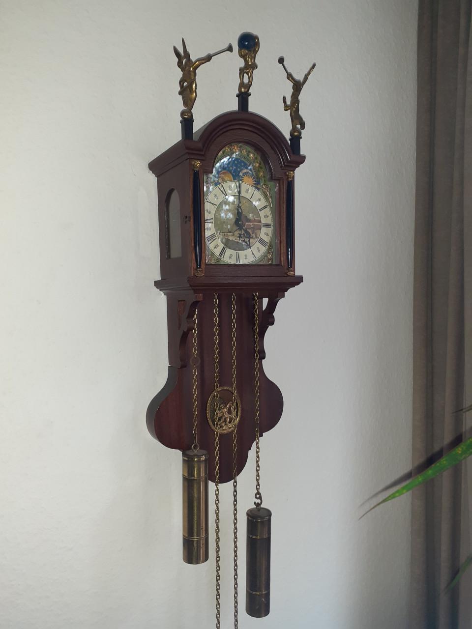 Hangklok met zware koperen gewichten. & Diverse klokken