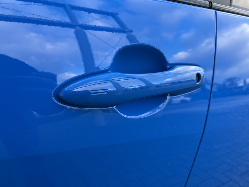 Toyota Yaris 1.5 hybrid 130 launch edition jbl audio | headup display | sto